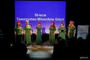 Artystki z Akademii Głos&oacute;w Tradycji podczas występu na uroczystości z okazji 50-lecia Towarzystwa Miłośnik&oacute;w Gdyni 
