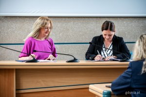Prezydent Gdyni Aleksandra Kosiorek (z prawej) podpisująca umowy z mieszkańcami (fot. Kamil Złoch)