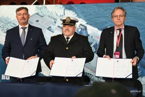 Na zdjęciu m.in.: kmdr Piotr Sk&oacute;ra, szef Szefostwa Techniki Morskiej w Agencji Uzbrojenia, przedstawiciel towarzystwa klasyfikacyjnego Lloyd Register Henk van Staalduinend (fot. Magdalena Starnawska)