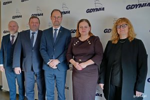 Břetislav Danč&aacute;k &ndash; ambasador nadzwyczajny i pełnomocny Republiki Czeskiej w Polsce wraz z członkami delegacji oraz prezydent Gdyni Aleksandra Kosiorek i Joanna Leman &ndash; kierownik Referatu Wsp&oacute;łpracy z Zagranicą Urzędu Miasta Gdyni podczas spotkania w Urzędzie Miasta Gdyni 