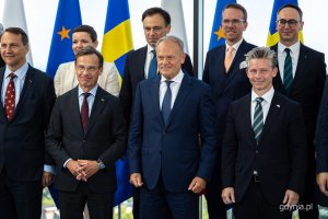Polsko-szwedzkie rządowe konsultacje w Gdyni. Grupowe zdjęcie członk&oacute;w rządu Polski i Szwecji (fot. Kamil Złoch)