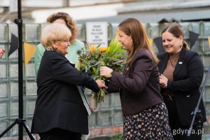Maria Piradoff-link założycielka i kustoszka Mini Muzeum Bankowiec otrzymała podziękowania z rąk prezydent Gdyni Aleksandry Kosiorek i wiceprezydentki Oktawii Gorzeńskiej 