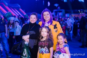 Prezydent Aleksandra Kosiorek pozuje do wsp&oacute;lnego zdjęcia z mieszkańcami