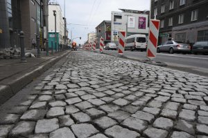 Zabytkowy bruk jak nowy // fot. Kamil Złoch