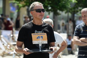 Podczas Kulinarnej Świętojańskiej nie zabrakło kluczowego punktu programu &ndash; Biegu Kelner&oacute;w. Na zdjęciu uczestnicy kategorii Amatorzy 