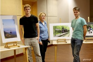 Błękitne Horyzonty 2025 w PPNT w Gdyni. Na zdjęciu wyróznienie w konkursie foto: Brajan Jarząb, Kamil Sajewicz i wicedyrektorka z CKZiU nr 1 w Gdyni (fot. Katarzyna Balcerzak)