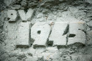 Data 9 V 1945 wyryta na pomniku Walki i Męczeństwa w Muzeum Stutthof w Sztutowie