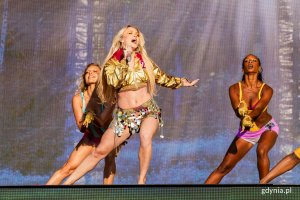 Zara Larsson podczas występu na Open'erze