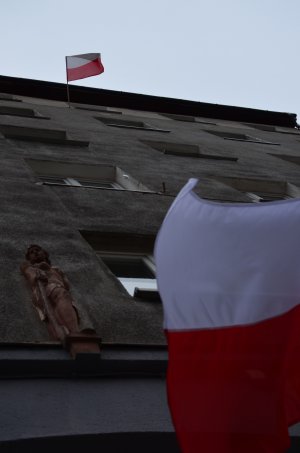 Biało-czerwona flagi wywieszone przy oknach, fot. Joanna Czajko