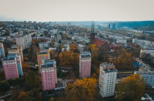 Wieżowce na Wzgórzu św. Maksymiliana, w tle kościół oraz panorama miasta // fot. Marcin Mielewski