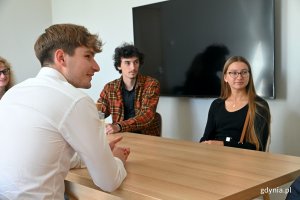 Od prawej: Joanna Pedryc, Kacper Hnatyszyn oraz Jakub Hanek podczas spotkania w Urzędzie Miasta Gdyni // fot. Magdalena Czernek