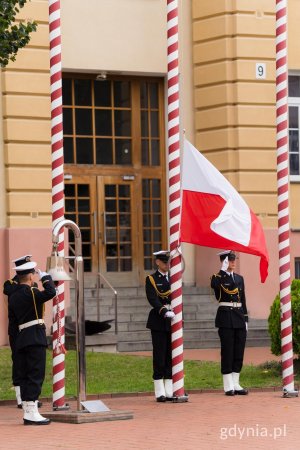 Poczet flagowy wciąga flagę RP na maszt podczas uroczystej przysięgi wojskowej podchorążych Akademii Marynarki Wojennej