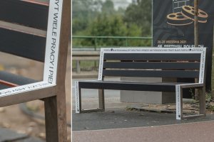Ławka z cytatem: "„Filmy pochłaniają zbyt wiele pracy i pieniędzy, aby poruszać w nich tematy błahe i pospolite”. // fot. Traffic Design