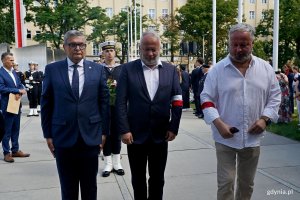 Od lewej: Krzysztof Kozubowski &ndash; członek zarządu okręgu pomorskiego Światowego Związku Żołnierzy Armii Krajowej, Krzysztof Jankowski &ndash; prezes gdyńskiego koła Światowego Związku Żołnierzy Armii Krajowej oraz Wojciech Jankowski składający kwiaty podczas uroczystości z okazji 82. rocznicy wybuchu powstania warszawskiego