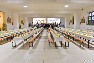 Gdyńskie śniadanie wielkanocne dla samotnych i potrzebujących, fot. Dawid Linkowski