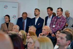 Goście zgromadzeni na uroczystości z okazji otwarcia gdańskiego biura firmy Bechtel 