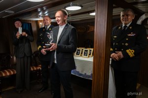 Marcin Buś. Wręczenie pierwszej statuetki &ndash; nagrody im. komandora Macieja Janiaka na pokładzie ORP &bdquo;Błyskawica&rdquo; (fot. Kamil Złoch)