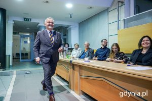 Prezydent Gdyni Wojciech Szczurek wchodzi do sali obrad /  fot. Mirosław Pieślak 