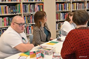 R&oacute;wni goście z pracownikami Biblioteki Gdynia podczas warsztat&oacute;w w Bibliotece Śr&oacute;dmieście