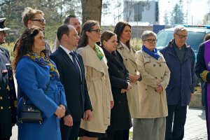 Od lewej: posłowie Dorota Arciszewska-Mielewczyk, Rafał Siemaszko i Wioleta Tomczak, prezydent Gdyni Aleksandra Kosiorek, radny Łukasz Strzałkowski oraz Mariola Śrubarczyk-Cichowska – wiceprzewodnicząca Rady Miasta Gdyni podczas uroczystości z okazji Dnia Pamięci Ofiar Zbrodni Katyńskiej