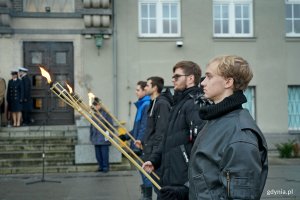 Studenci Uniwersytetu Morskiego z pochodniami podczas apelu pamięci