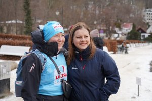 Prezydent Gdyni Aleksandra Kosiorek pozuje do wsp&oacute;lnego zdjęcia z jedną z uczestniczek wydarzenia