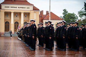 Uroczystość promocji na stopnie oficerskie dla absolwentów kursów oficerskich na Akademii Marynarki Wojennej w Gdyni (fot. Kamil Złoch)