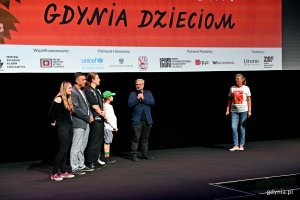 Twórcy filmu filmu „Smok Diplodok” podczas otwarcia 20. edycji sekcji „Gdynia Dzieciom”. Od lewej: Dorota Woropaj - kierownik produkcji, Maks Sikora - producent, Szymon Solarczyk, Mikołaj Wachowski oraz Wojciech Wawszczyk - reżyser i scenarzysta