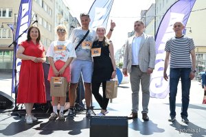 Rozdanie nagr&oacute;d wśr&oacute;d zwycięzc&oacute;w Biegu Kelner&oacute;w. Na zdjęciu m.in: członek zarządu wojew&oacute;dztwa pomorskiego Adam Gawrylik i wiceprezydentka Gdyni Oktawia Gorzeńska