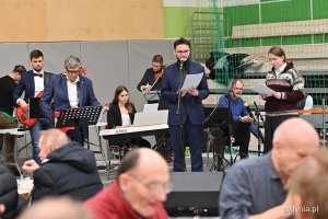 Zespół muzyczny gra kolędy