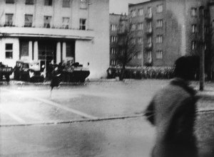 Plac przed Prezydium Miejskiej Rady Narodowej w Gdyni (obecnie Urząd Miasta). Przy urzędzie stoją pojazdy milicyjne lub wojskowe. W bocznej ulicy (ul.Bema) widać prawdopodobnie oddział milicji // źródło: IPN