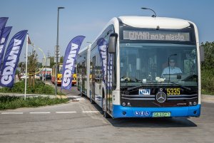 Po raz pierwszy autobus komunikacji miejskiej wjechał na osiedle Meksyk podczas sierpniowej "Fiesty na Meksykańskiej" // mat. Laboratorium Innowacji Społecznych