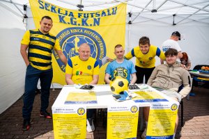 Stoisko Klubu Gdyńskiego Kibica Niepełnosprawnego podczas „Derbów dla zdrowia” na Narodowym Stadionie Rugby w Gdyni (fot. Kamil Złoch)