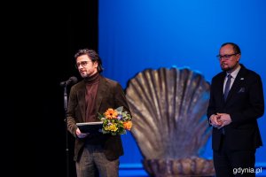 Na zdjęciu: laureat Dariusz Majchrzak i Mariusz Bzdęga, dyrektor zarządzający ds. kultury i aktywności mieszkańc&oacute;w