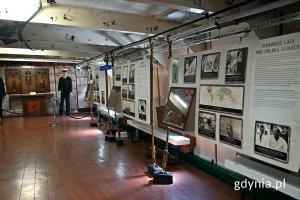 Tablice informacyjne z mapami oraz archiwalnymi zdjęciami, a także historyczne mundury na ekspozycji, , którą można oglądać na „Darze Pomorza” // fot. Magdalena Czernek