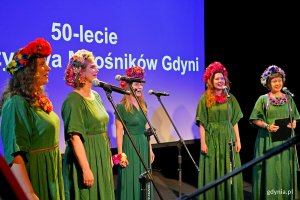 Artystki z Akademii Głos&oacute;w Tradycji podczas występu na uroczystości z okazji 50-lecia Towarzystwa Miłośnik&oacute;w Gdyni 