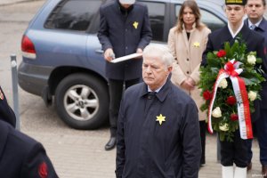 Kwiaty składa senator Sławomir Rybicki