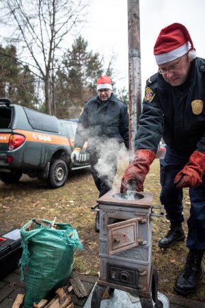 Dobrą metodę palenia w piecach prezentują w terenie strażnicy miejscy z Ekopatrolu, fot. Dawid Linkowski