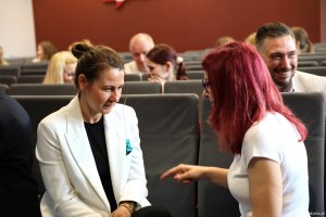Urszula Kubicka-Formela, prezeska Fundacji Niebieski Szlak, Agnieszka Wawrzyniak, naczelnik Wydziału Dostępności Urzędu Miasta Gdyni  i Maciej Kochanowski, dyrektor Laboratorium Innowacji Społecznych podczas warsztat&oacute;w AAC