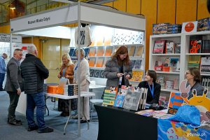 Stoiska Muzeum Miasta Gdyni i Muzeum Emigracji na Targach Książki w Gdyni