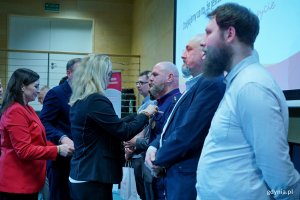 Wiceprezydent Gdyni Tomasz Augustyniak i dr hab. Marlena Robakowska &ndash; dyrektor Regionalnego Centrum Krwiodawstwa i Krwiolecznictwa w Gdańsku wręczający odznaki i legitymacje honorowym dawcom krwi z Gdyni 