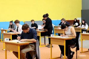 Egzamin rozpoczął się punktualnie o godz. 9:00. Na zdjęciu: maturzyści VII Liceum Ogólnokształcącego (fot. Katarzyna Balcerzak)