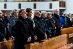 Od lewej: Wojciech Szczurek, prezydent Gdyni, Katarzyna Gruszecka-Spychała, wiceprezydent Gdyni, Stanisław Borski, wiceprzewodniczący Rady Miasta Gdyni, Joanna Zielińska, przewodnicząca Rady Miasta Gdyni, Elżbieta Raczyńska, przewodnicząca Rady Dzielnicy Śródmieście i Sławomir Rybicki, senator IX kadencji, fot. Maciej Czarniak.