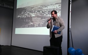 Mężczyzna na scenie z mikrofonem