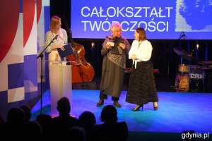 Na scenie Ewa Ignaczak, zdobywczyni nagrody za całokształt tw&oacute;rczości w towarzystwie prezydent Gdyni Aleksandry Kosiorek