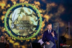 Gala Medalu Wolności Słowa odbyła się 30 sierpnia w Europejskim Centrum Solidarności. Poprowadził ją Piotr Kraśko - dziennikarz TVN. W tle grafika prezentująca Medal Wolności Słowa // fot. Karol Stańczak