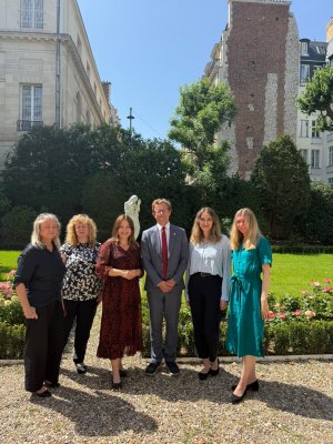 Na zdjęciu: ambasador Rzeczypospolitej Polskiej Mariusz Lewicki, kierownik Referatu Kultury Urzędu Marszałkowskiego Wojew&oacute;dztwa Pomorskiego&nbsp;Renata&nbsp;Wierzchołowska, wiceprezydentka Gdyni Oktawia&nbsp;Gorzeńska, kierownik Referatu Wsp&oacute;łpracy z Zagranicą Urzędu Miasta Gdyni dr Joanna Leman i kierownik biura Miejskiego Konserwatora Zabytk&oacute;w Celina Łozowska (fot. materiały prasowe)