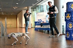 Naukowiec z Zachodniopomorskiego Uniwersytetu Technologicznego w Szczecinie z robotem 