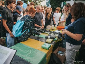 Uczniowie gdyńskich szk&oacute;ł pobierają sprzęt do sprzątania okolicy
