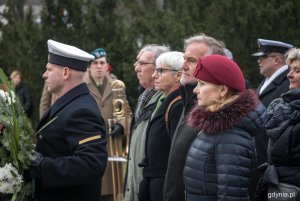 Od lewej: radny Zenon Roda, Joanna Zielińska - przewodnicząca Rady Miasta Gdyni, Wojciech Szczurek - prezydent Gdyni oraz radna Elżbieta Sierżęga. Za nimi, w drugim rzędzie radna Elżbieta Raczyńska. Gdyńscy samorządowcy podczas uroczystości z okazji 96. rocznicy nadania Gdyni praw miejskich, które odbyły się przed pomnikiem Polski Morskiej // fot. Kamil Złoch